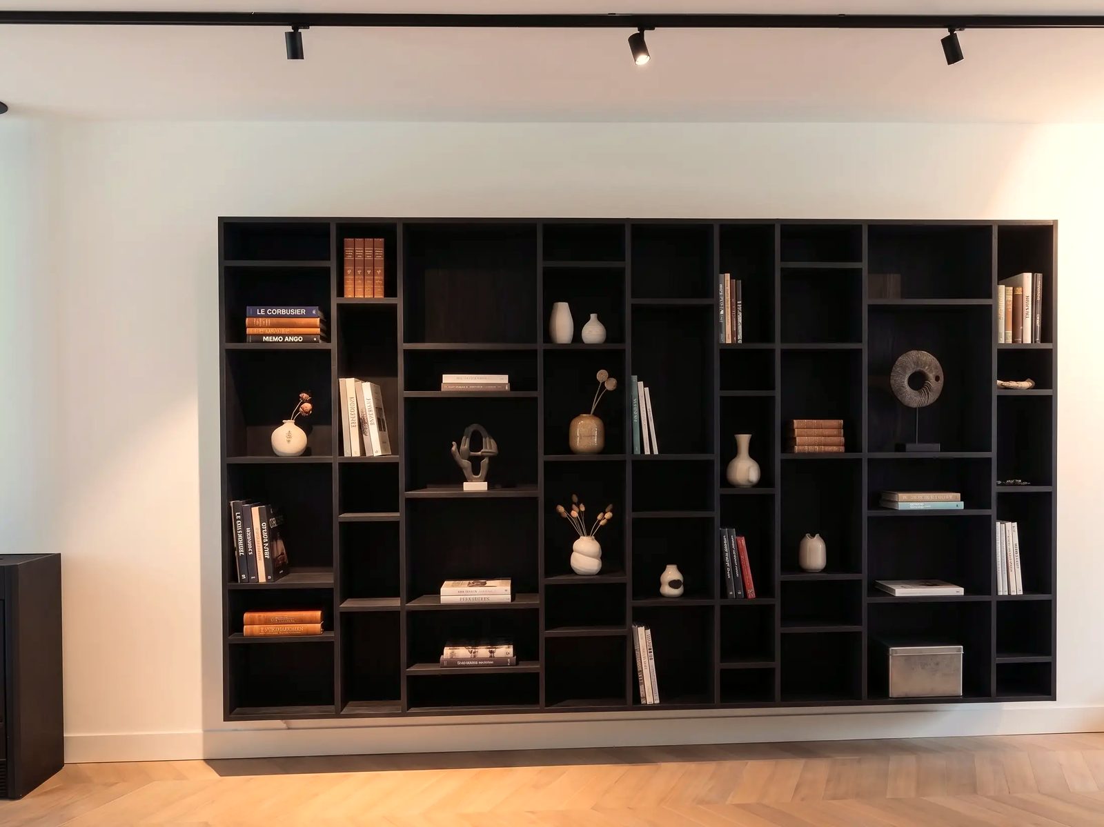 Zwarte boekenwand op maat in Amsterdam-Zuid