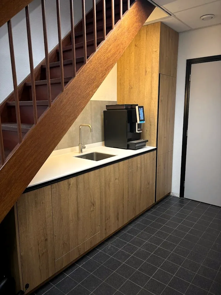 Pantry op maat naadloos weggewerkt onder de trap